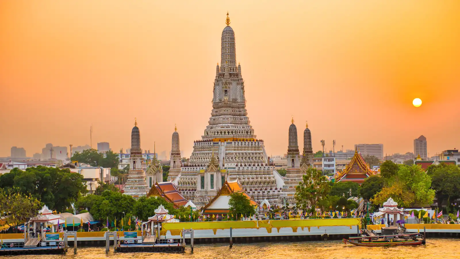 Thailand day trips featuring temples, beaches, and scenic destinations